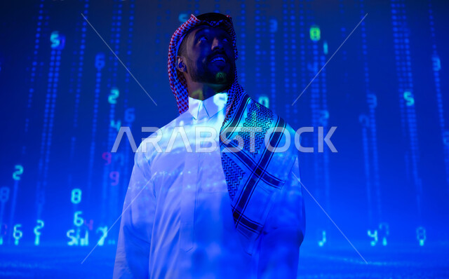 التطور الرقمي والتكنولوجي في المملكة العربية السعودية، لغات برمجية عالمية، استخدام الأكواد والخوارزميات المتطورة، شاب عربي سعودي خليجي يرتدي الثوب التقليدي مبتسم ينظر إلى الأعلى، رؤية مستقبلية سعودية ٢٠٣٠، خلفية هيولوجرامية ثلاثية الأبعاد للأرقام المضيئة