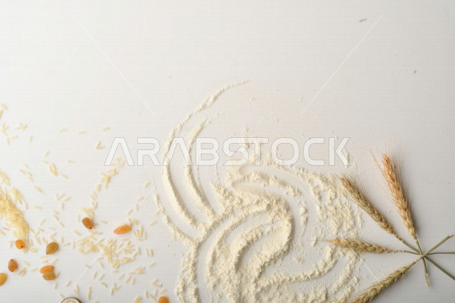 حفنة من الأرز والقمح والزبيب والطحين على خلفية بيضاء