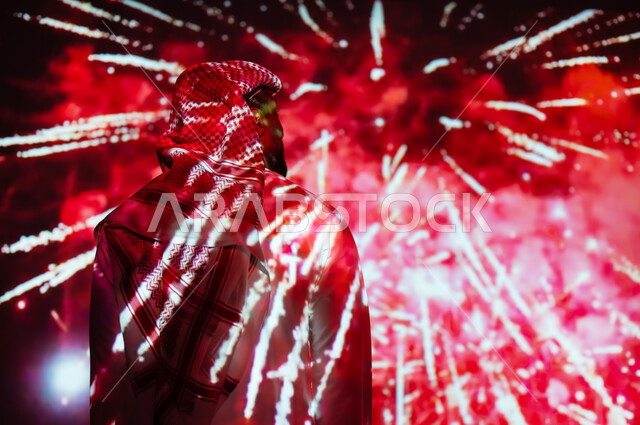 رؤية سعودية مستقبلية٢٠٣٠، ايماءات السعادة والفرح، المشاركة بالأنشطة الترفيهية والفعاليات الاحتفالية، الاستمتاع بالألعاب النارية والمفرقعات في الأعياد والمناسبات، شاب عربي خليجي سعودي يرتدي الزي التقليدي والشماغ يقف أمام الأضواء والاحتفالات