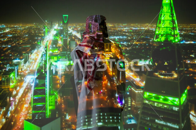 يوم العلم السعودي 11 مارس، رجل عربي خليجي سعودي يرتدي الثوب التقليدي يقف أمام طريق الملك فهد والعليا في مدينة الرياض، حب الوطن والانتماء إليه، الأبراج وناطحات السحاب المضاءة ليلاً باللون الاخضر، الاحتفال باليوم الوطني 23 سبتمبر في المملكة العربية السعودية