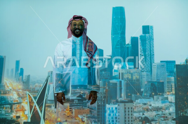 المباني والمنشآت الاقتصادية المالية, الأبراج وناطحات السحاب السكنية والتجارية في وقت الليل، رؤية مستقبلية 2030، رجل عربي خليجي سعودي يرتدي الثوب التقليدي يقف أمام المعالم السياحية المشهورة وينظر إلى الكاميرا، النمو والتطور العمراني في المملكة العربية السعودية