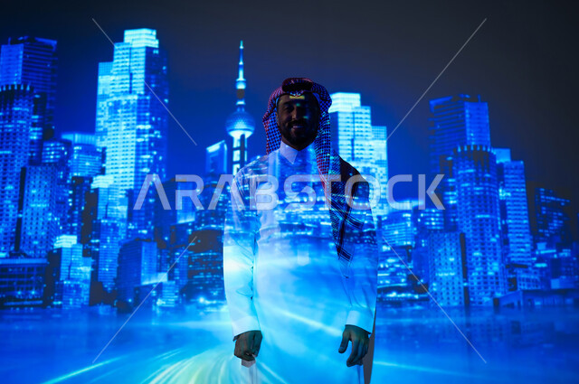 الفن الهندسي المعماري المتطور، الأبراج وناطحات السحاب المميزة في المملكة العربية السعودية ليلاً، النمو والتطور العمراني في العاصمة على الطراز الحديث، شاب عربي خليجي سعودي مبتسم يرتدي الثوب التقليدي والشماغ يقف أمام أبراج المملكة المضيئة باللون الأزرق، ايماءات الفخر والسعادة
