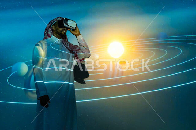 مسارات حركة الكواكب حول الشمس، رؤية مستقبلية سعودية ٢٠٣٠، الاهتمام بقطاع الفضاء في المملكة العربية السعودية، شاب عربي سعودي خليجي يرتدي الثوب التقليدي والشماغ يقف أمام الكواكب والنجوم وينظر من خلال نظارات الفي ار، خلفية هيولوجرامية ثلاثية الأبعاد للشمس المتوهجة