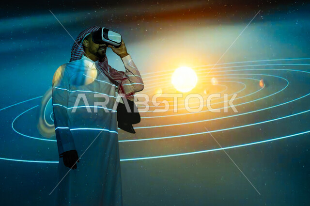 حركة الكواكب حول الشمس، رؤية مستقبلية سعودية ٢٠٣٠، الاهتمام بقطاع الفضاء في المملكة العربية السعودية، شاب عربي سعودي خليجي يرتدي الثوب التقليدي والشماغ يقف أمام الكواكب والنجوم وينظر من خلال نظارات الفي ار، خلفية هيولوجرامية ثلاثية الأبعاد للشمس المتوهجة