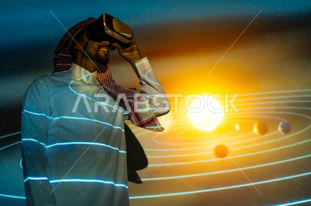 رؤية مستقبلية سعودية ٢٠٣٠، الاهتمام بقطاع الفضاء في المملكة العربية السعودية، حركة الكواكب حول الشمس، شاب عربي سعودي خليجي يرتدي الثوب التقليدي والشماغ يقف أمام الكواكب والنجوم وينظر من خلال نظارات الفي ار، خلفية هيولوجرامية ثلاثية الأبعاد للشمس المتوهجة