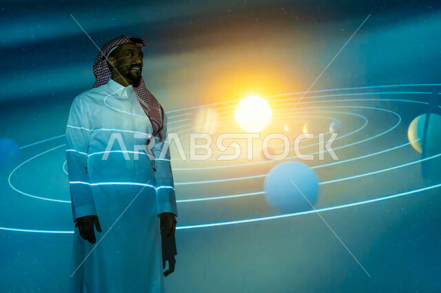 مواكبة التطورات الرقمية والتكنولوجية، رؤية مستقبلية سعودية ٢٠٣٠، نمو قطاع الفضاء في المملكة العربية السعودية، شاب عربي سعودي خليجي يرتدي الثوب التقليدي والشماغ يقف أمام حركة الكواكب والنجوم وينظر إلى الأعلى، خلفية هيولوجرامية ثلاثية الأبعاد لحركة الكواكب حول الشمس