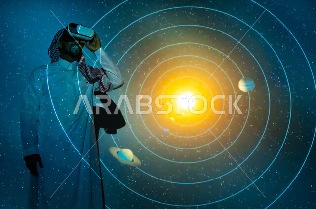 رؤية مستقبلية سعودية ٢٠٣٠، الاهتمام بقطاع الفضاء في المملكة العربية السعودية، مسارات الكواكب حول الشمس، شاب عربي سعودي خليجي يرتدي الثوب التقليدي مبتسم يقف أمام المجموعة الشمسية ينظر من خلال نظارات الفي ار، خلفية هيولوجرامية ثلاثية الأبعاد للشمس المتوهجة