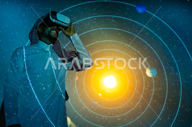 الاهتمام بقطاع الفضاء في المملكة العربية السعودية، مسارات الكواكب حول الشمس، شاب عربي سعودي خليجي يرتدي الثوب التقليدي مبتسم يقف أمام المجموعة الشمسية ينظر من خلال نظارات الفي ار، رؤية مستقبلية سعودية ٢٠٣٠، خلفية هيولوجرامية ثلاثية الأبعاد للشمس المتوهجة