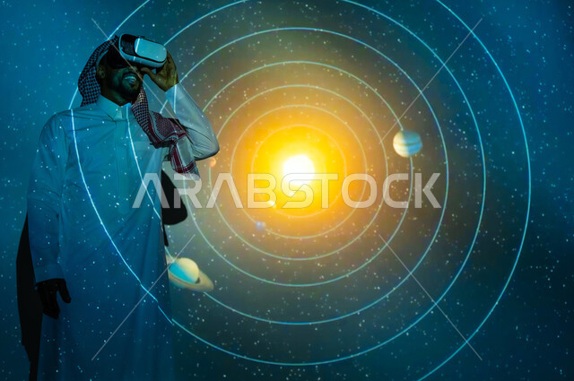 مسارات الكواكب حول الشمس، الاهتمام بقطاع الفضاء في المملكة العربية السعودية، شاب عربي سعودي خليجي يرتدي الثوب التقليدي مبتسم يقف أمام المجموعة الشمسية ينظر من خلال نظارات الفي ار، رؤية مستقبلية سعودية ٢٠٣٠، خلفية هيولوجرامية ثلاثية الأبعاد للشمس المتوهجة