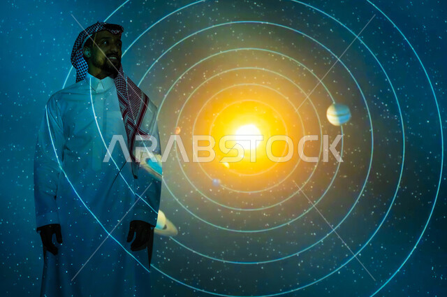 التطور الرقمي والتكنولوجي، نمو قطاع الفضاء في المملكة العربية السعودية، شاب عربي سعودي خليجي يرتدي الثوب التقليدي يقف أمام المجموعة الشمسية ينظرإلى الأعلى، رؤية مستقبلية سعودية ٢٠٣٠، خلفية هيولوجرامية ثلاثية الأبعاد لمسارات الكواكب حول الشمس