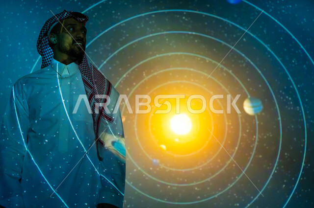 التطور الرقمي والتكنولوجي، الاهتمام بقطاع الفضاء في المملكة العربية السعودية، شاب عربي سعودي خليجي يرتدي الثوب التقليدي مبتسم يقف أمام المجموعة الشمسية ينظرإلى الأعلى، رؤية مستقبلية سعودية ٢٠٣٠، خلفية هيولوجرامية ثلاثية الأبعاد للشمس المتوهجة