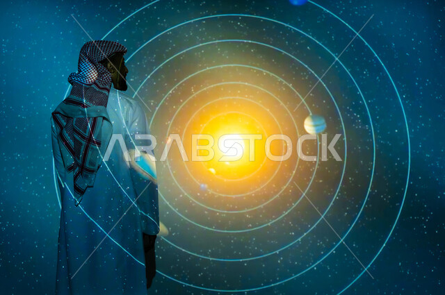 دمج العلم بالتكنولوجيا، رؤية مستقبلية سعودية ٢٠٣٠، نمو قطاع الفضاء في المملكة العربية السعودية، التطور الرقمي والتكنولوجي، شاب عربي سعودي خليجي يرتدي الثوب التقليدي والشماغ ينظر إلى الكواكب والنجوم، خلفية هيولوجرامية ثلاثية الأبعاد لحركة الكواكب حول الشمس