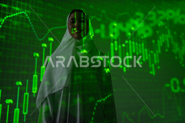 مفهوم التحليل المالي وفرص الاستثمار, سوق الأوراق المالية, امرأة عربية خليجية سعودية محجبة تقف أمام شاشة مليئة بالأرقام و الإحصائيات بإيماءات الثقة بالنفس, صعود و هبوط أسهم البورصة , خلفية هولوجرامية ثلاثية الأبعاد