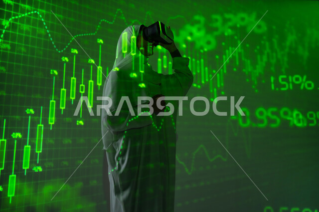 صعود وهبوط أسهم البورصة, مفهوم التحليل المالي وفرص الاستثمار, سوق الأوراق المالية, امرأة عربية خليجية سعودية محجبة تضع نظارات الفي ار تقف أمام شاشة مليئة بالأرقام و الإحصائيات, خلفية هولوجرامية ثلاثية الأبعاد باللون الاخضر