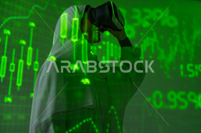 صعود وهبوط أسهم البورصة, مفهوم التحليل المالي وفرص الاستثمار, سوق الأوراق المالية, امرأة عربية خليجية سعودية محجبة تضع نظارات الفي ار تقف أمام شاشة مليئة بالأرقام و الإحصائيات, خلفية هولوجرامية ثلاثية الأبعاد باللون الاخضر