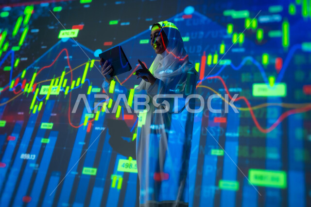 صعود و هبوط أسهم البورصة, مفهوم التحليل المالي وفرص الاستثمار, سوق الأوراق المالية, امرأة عربية خليجية سعودية محجبة تقف أمام شاشة مليئة بالأرقام و الإحصائيات تستخدم جهاز التابلت اللوحي, خلفية هولوجرامية ثلاثية الأبعاد