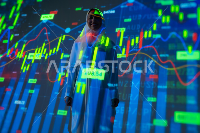 مفهوم التحليل المالي وفرص الاستثمار, سوق الأوراق المالية, امرأة عربية خليجية سعودية محجبة تقف أمام شاشة مليئة بالأرقام و الإحصائيات, صعود و هبوط أسهم البورصة , خلفية هولوجرامية ثلاثية الأبعاد