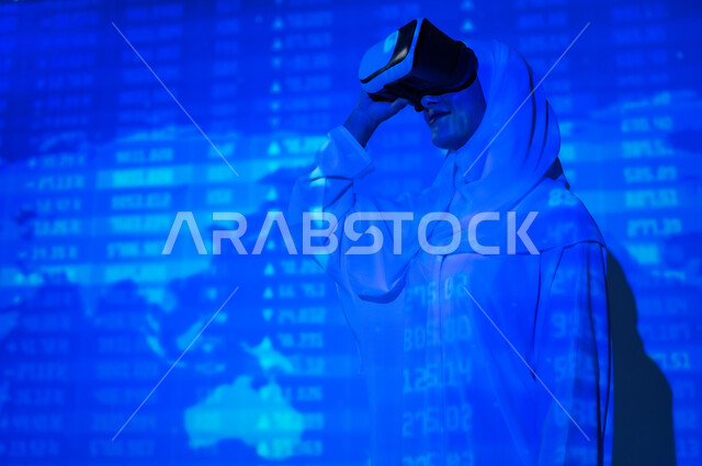 التفاعل مع الواقع الافتراضي، التطور العلمي و التقني، استخدام التقنيات المتطورة، دمج العلم بالتكنولوجيا، امرأة عربية خليجية سعودية محجبة تضع نظارات الفي ار تقف امام المعادلات والارقام والحسابات, خلفية هولوجرامية ثلاثية الابعاد