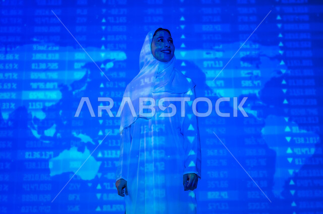 معادلات حسابية وأرقام وخوارزميات، التطور العلمي و التقني في المملكة، تعابير الثقة بالنفس، امرأة عربية خليجية سعودية مبتسمة محجبة ترتدي العباءة تنظر الى الكاميرا بإيماءات السعادة والسرور, خلفية قواعد الرياضيات والاحصاء