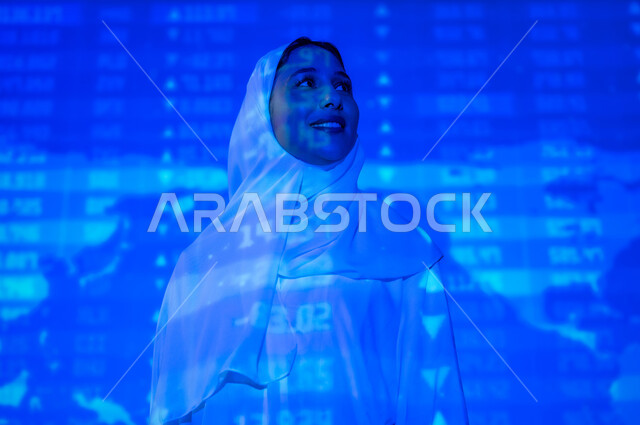 معادلات حسابية وأرقام وخوارزميات، التطور العلمي و التقني في المملكة، تعابير الثقة بالنفس، امرأة عربية خليجية سعودية مبتسمة محجبة ترتدي العباءة تنظر الى الكاميرا بإيماءات السعادة والسرور, خلفية قواعد الرياضيات والاحصاء