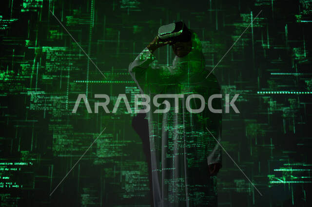 استخدام التقنيات المتطورة، دمج العلم بالتكنولوجيا، أرقام وحسابات وخوارزميات، امرأة عربية خليجية سعودية محجبة تضع نظارات الواقع الافتراضي تشير بإصبع السبابة للمعادلات, خلفية قوانين خوارزميات رياضية باللون الاخضر