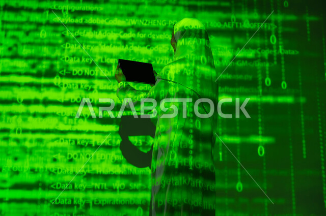 استخدام التقنيات الحديثة المتطورة، صورة من الخلف لإمرأة عربية خليجية سعودية محجبة تعرض شاشة سوداء فارغة عبر التابلت, التطور العلمي و التقني، دمج العلم بالتكنولوجيا، خلفية هولوجرامية ثلاثية الأبعاد باللون الاخضر