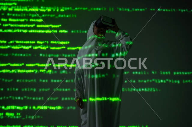التطور العلمي و التقني، استخدام التقنيات المتطورة، دمج العلم بالتكنولوجيا، امرأة عربية خليجية سعودية محجبة تضع نظارات الواقع الافتراضي تقف امام المعادلات والارقام والحسابات, خلفية قوانين خوارزميات رياضية