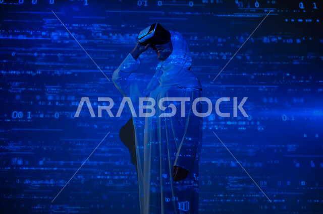 التطور العلمي و التقني، استخدام التقنيات المتطورة، دمج العلم بالتكنولوجيا، امرأة عربية خليجية سعودية محجبة تضع نظارات الواقع الافتراضي تقف امام المعادلات والارقام والحسابات, خلفية قوانين خوارزميات رياضية