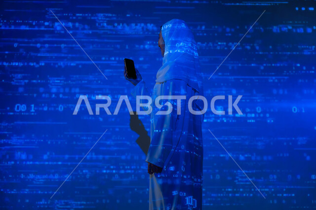 دمج العلم بالتكنولوجيا، استخدام التقنيات الحديثة المتطورة، أرقام وحسابات في مادة الرياضيات، صورة من الخلف لإمرأة عربية خليجية سعودية محجبة ترتدي العباءة تمسك الهاتف المحمول, التطور العلمي و التقني في المملكة، خلفية قوانين خوارزميات رياضية