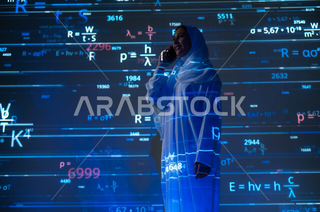 التطور العلمي و التقني في المملكة، أرقام وحسابات ومعادلات حسابية في مادة الرياضيات، امرأة عربية خليجية سعودية مبتسمة محجبة ترتدي العباءة تقوم بإجراء مكالمة هاتفية عبر الهاتف المحمول, خلفية قواعد الرياضيات والاحصاء