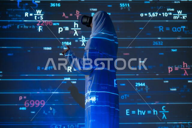 خوارزميات وأرقام وحسابات، التطور العلمي و التقني، استخدام التقنيات المتطورة، دمج العلم بالتكنولوجيا، صورة من الخلف لامرأة عربية خليجية سعودية محجبة تضع نظارات الواقع الافتراضي تشير بإصبع السبابة للمعادلات, خلفية للقوانين والمعادلات الرياضية