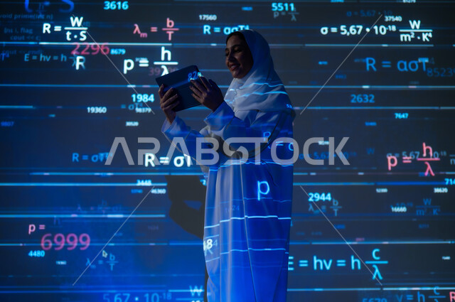 أرقام وحسابات ومعادلات حسابية وخوارزميات، مفهوم التقدم العلمي و التقني، امرأة عربية خليجية سعودية محجبة ترتدي العباءة تمسك بيدها جهاز التابلت المحمول, دمج العلم بالتكنولوجيا، خلفية للقوانين والمعادلات الرياضية الملونة