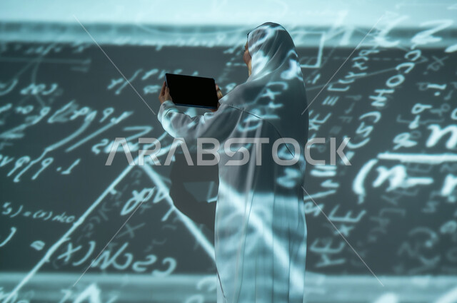 استخدام التقنيات الحديثة المتطورة، صورة من الخلف لإمرأة عربية خليجية سعودية محجبة تعرض شاشة سوداء فارغة عبر التابلت, التطور العلمي و التقني، أرقام وحسابات في مادة الرياضيات، دمج العلم بالتكنولوجيا، خلفية سوداء للقوانين والمعادلات الرياضية الملونة