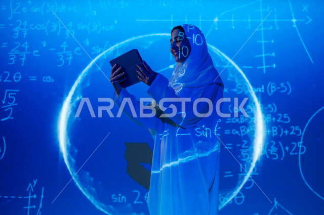 استخدام التقنيات الحديثة المتطورة، إمرأة عربية خليجية سعودية مبتسمة محجبة تعرض شاشة سوداء فارغة عبر التابلت, التطور العلمي و التقني في المملكة، أرقام وحسابات في مادة الرياضيات، دمج العلم بالتكنولوجيا، خلفية قوانين خوارزميات رياضية