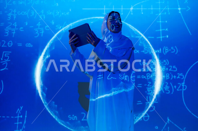 استخدام التقنيات الحديثة المتطورة، إمرأة عربية خليجية سعودية مبتسمة محجبة تعرض شاشة سوداء فارغة عبر التابلت, التطور العلمي و التقني في المملكة، أرقام وحسابات في مادة الرياضيات، دمج العلم بالتكنولوجيا، خلفية قوانين خوارزميات رياضية
