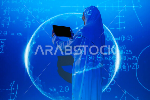 استخدام التقنيات الحديثة المتطورة، صورة من الخلف لإمرأة عربية خليجية سعودية محجبة تعرض شاشة سوداء فارغة عبر التابلت, التطور العلمي و التقني في المملكة، أرقام وحسابات في مادة الرياضيات، دمج العلم بالتكنولوجيا، خلفية قوانين خوارزميات رياضية