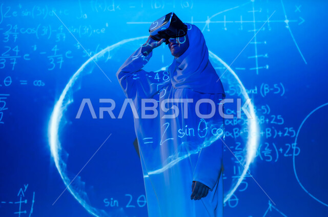 استخدام التقنيات المتطورة، دمج العلم بالتكنولوجيا، أرقام وحسابات في مادة الرياضيات، امرأة عربية خليجية سعودية مبتسمة محجبة تضع نظارات الواقع الافتراضي تشير بإصبع السبابة للمعادلات, خلفية قوانين خوارزميات رياضية