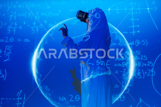 استخدام التقنيات المتطورة، دمج العلم بالتكنولوجيا، أرقام وحسابات في مادة الرياضيات، صورة من الخلف لامرأة عربية خليجية سعودية مبتسمة محجبة تضع نظارات الواقع الافتراضي تشير بإصبع السبابة للمعادلات, خلفية قوانين خوارزميات رياضية