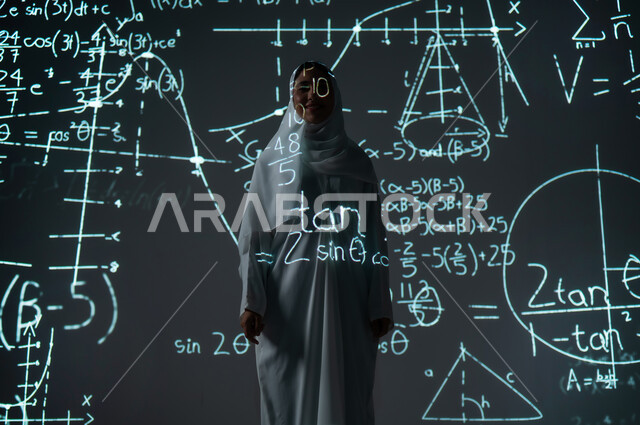التطور العلمي و التقني في المملكة، دمج العلم بالتكنولوجيا، أرقام وحسابات في مادة الرياضيات، امرأة عربية خليجية سعودية مبتسمة محجبة ترتدي العباءة تنظر الى الكاميرا بإيماءات السعادة والسرور, خلفية قوانين خوارزميات رياضية