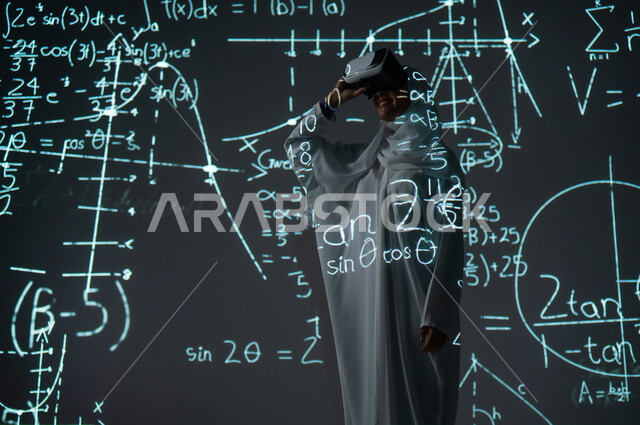 استخدام التقنيات الحديثة المتطورة،أرقام وحسابات ومعادلا حسابية في مادة الرياضيات، دمج العلم بالتكنولوجيا، امرأة عربية خليجية سعودية مبتسمة محجبة ترتدي العباءة تضع نظارات الواقع الافتراضي, التطور العلمي و التقني في المملكة، خلفية قوانين خوارزميات رياضية