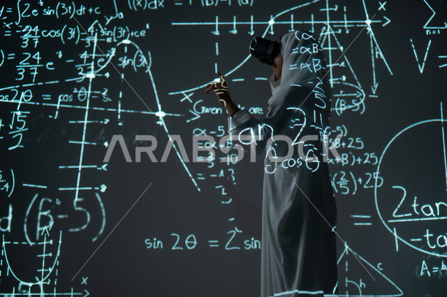 التطور العلمي و التقني في المملكة، استخدام التقنيات المتطورة، دمج العلم بالتكنولوجيا، أرقام وحسابات في مادة الرياضيات، امرأة عربية خليجية سعودية مبتسمة محجبة ترتدي العباءة تضع نظارات الواقع الافتراضي تشير بإصبع السبابة للمعادلات, خلفية قوانين خوارزميات رياضية