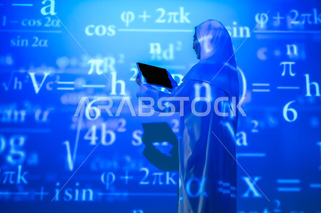 استخدام التقنيات الحديثة المتطورة، صورة من الخلف لإمرأة عربية خليجية سعودية مبتسمة محجبة ترتدي العباءة تعرض شاشة سوداء فارغة عبر التابلت, التطور العلمي و التقني في المملكة، أرقام وحسابات في مادة الرياضيات، دمج العلم بالتكنولوجيا، خلفية قوانين خوارزميات رياضية