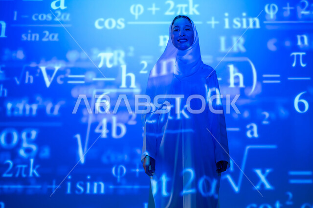 التطور العلمي و التقني في المملكة، دمج العلم بالتكنولوجيا، أرقام وحسابات ومعادلات حسابية في مادة الرياضيات، امرأة عربية خليجية سعودية مبتسمة محجبة ترتدي العباءة تنظر الى الكاميرا بإيماءات السعادة والسرور, خلفية قوانين خوارزميات رياضية