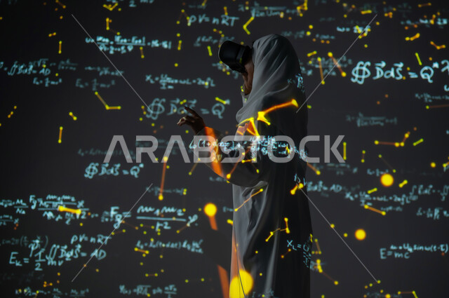 استخدام التقنيات المتطورة، دمج العلم بالتكنولوجيا، أرقام وحسابات في مادة الرياضيات، امرأة عربية خليجية سعودية مبتسمة محجبة ترتدي العباءة تضع نظارات الواقع الافتراضي تشير بإصبع السبابة للمعادلات, التطور العلمي و التقني في المملكة، خلفية قوانين خوارزميات رياضية