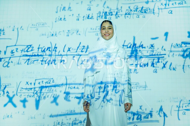 أرقام وحسابات في مادة الرياضيات، امرأة عربية خليجية سعودية مبتسمة محجبة ترتدي العباءة تنظر الى الكاميرا بإيماءات السعادة والسرور, دمج العلم بالتكنولوجيا، التطور العلمي و التقني في المملكة، خلفية قوانين خوارزميات رياضية