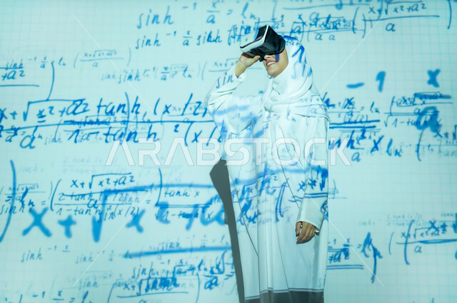 أرقام وحسابات في مادة الرياضيات، دمج العلم بالتكنولوجيا، استخدام التقنيات الحديثة المتطورة، امرأة عربية خليجية سعودية مبتسمة محجبة ترتدي العباءة تضع نظارات الواقع الافتراضي, التطور العلمي و التقني في المملكة، خلفية قوانين خوارزميات رياضية