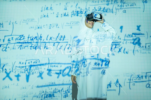 دمج العلم بالتكنولوجيا، استخدام التقنيات الحديثة المتطورة، أرقام وحسابات في مادة الرياضيات، امرأة عربية خليجية سعودية مبتسمة محجبة ترتدي العباءة تضع نظارات الواقع الافتراضي, التطور العلمي و التقني في المملكة، خلفية قوانين خوارزميات رياضية