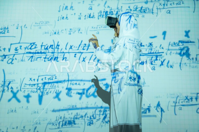 استخدام التقنيات المتطورة، دمج العلم بالتكنولوجيا، أرقام وحسابات في مادة الرياضيات، امرأة عربية خليجية سعودية مبتسمة محجبة ترتدي العباءة تضع نظارات الواقع الافتراضي تشير بإصبع السبابة لشيء ما, التطور العلمي و التقني في المملكة، خلفية قوانين خوارزميات رياضية