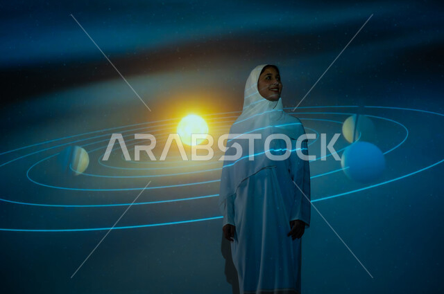 مسارات حركة الكواكب حول الشمس المتوهجة، امرأة عربية خليجية سعودي مبتسمة محجبة ترتدي العباءة تقف أمام الكواكب والنجوم تنظر الى شيء ما، الاهتمام بقطاع الفضاء في المملكة، خلفية هيولوجرامية ثلاثية الأبعاد