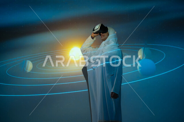 الاهتمام بقطاع الفضاء في المملكة، استخدام التقنيات الحديثة المتطورة، امرأة عربية خليجية سعودي مبتسمة محجبة ترتدي العباءة تقف أمام الكواكب والنجوم تضع نظارات الواقع الافتراضي، مسارات حركة الكواكب حول الشمس المتوهجة، خلفية هيولوجرامية ثلاثية الأبعاد